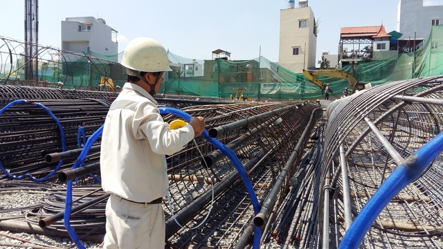 Trên công trường, công nhân đang làm việc luôn tay để đảm bảo thời gian bàn giao nhà đúng cam kết với khách hàng.