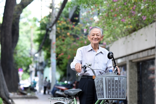 Chiếc xe đạp là phương tiện đi học tiếng Anh của vị Phó giáo sư này.