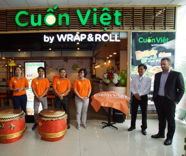 Đại diện cấp cao của của Công ty Gói & Cuốn đến tham dự lễ khai trương nhà hàng Cuốn Việt.