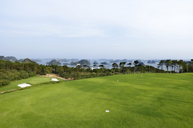 Khung cảnh Vịnh Hạ Long nhìn từ sân golf.