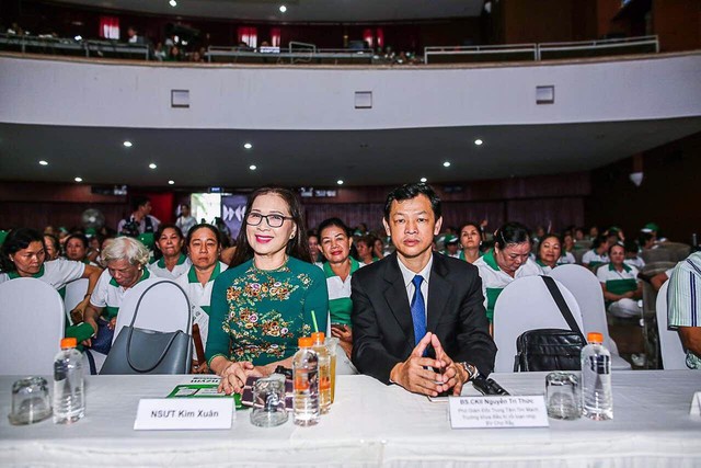 Chuyên gia tim mạch Nguyễn Tri Thức và NSƯT Kim Xuân tại Hội thảo.
