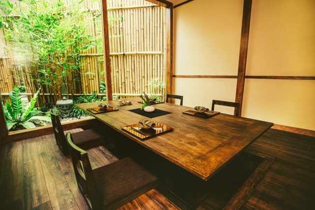 Ngoài nguyên liệu và đầu bếp từ Nhật Bản, không gian khiến trúc tinh tế thuần văn hoá Nhật là một đặc trưng quan trọng của Yen Sushi Premium.