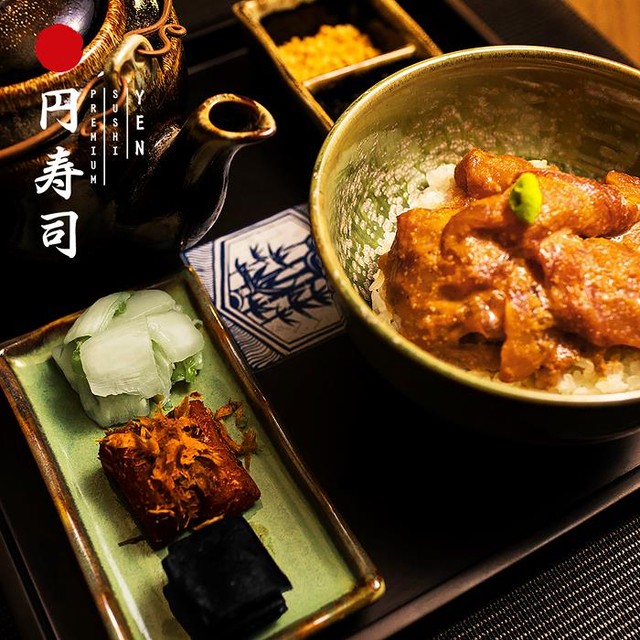 Đến với Yen Sushi Premium, thực khách có thể lựa chọn một trong hai loại thực đơn: Omakase - dùng món theo sự lựa chọn chế biến của đầu bếp; Kaiseki - tùy chọn theo thực đơn.