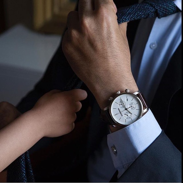 Khi người đàn ông biết đeo đồng hồ, họ sẽ nhận ra mỗi khoảnh khắc bên gia đình còn quý hơn vàng bạc.