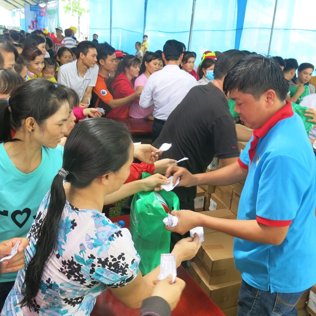 Công nhân nhận quà tặng từ NutiFood.