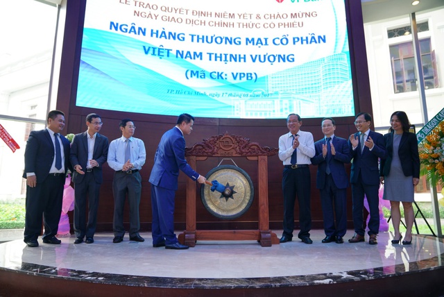 Tiếng cồng chính thức đánh dấu việc cổ phiếu VPB chính thức được niêm yết trên sàn giao dịch chứng khoán HOSE.