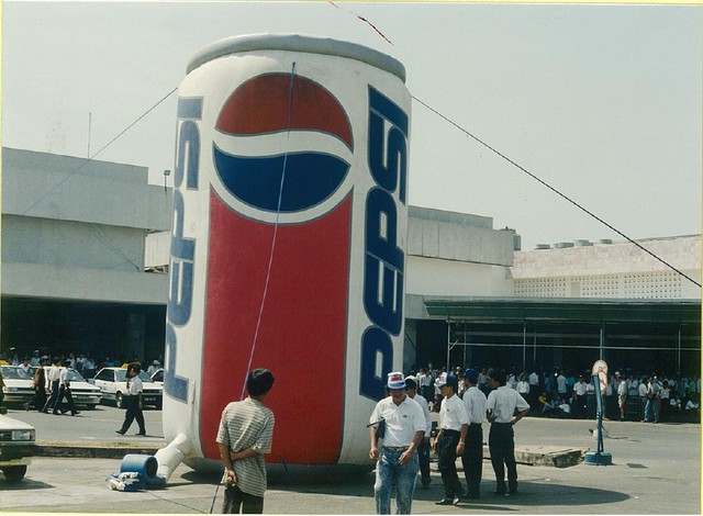 Mô hình quảng cáo lon Pepsi đầu tiên tại Việt Nam được đặt ở sân bay Tân Sơn Nhất.