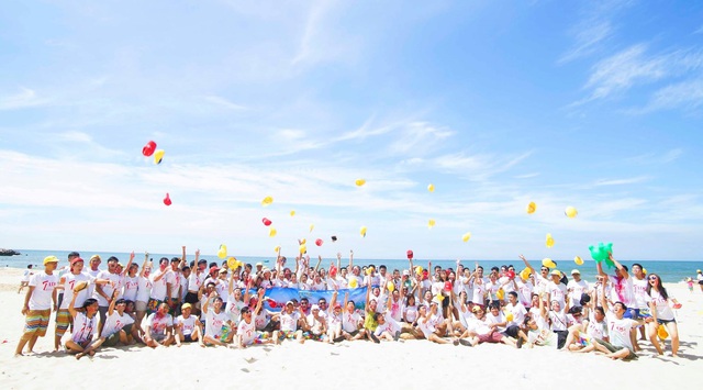 Toàn thể CBNV LDG Group trong hoạt động team building tại biển Phan Thiết.