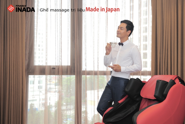 MC Phan Anh bắt đầu ngày mới bên ghế massage Inada.