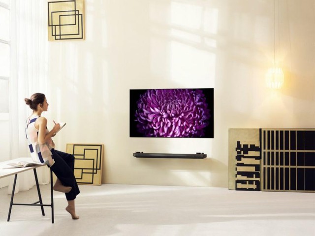 TV LG OLED SIGNATURE W – 65 inch là quà tặng cho khách mua căn hộ Vinhomes Golden River.