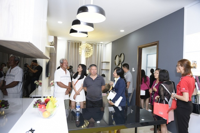 Đông đảo khách hàng tham quan nhà mẫu khu căn hộ ven sôngMarina Tower tại Bắc Sài Gòn.