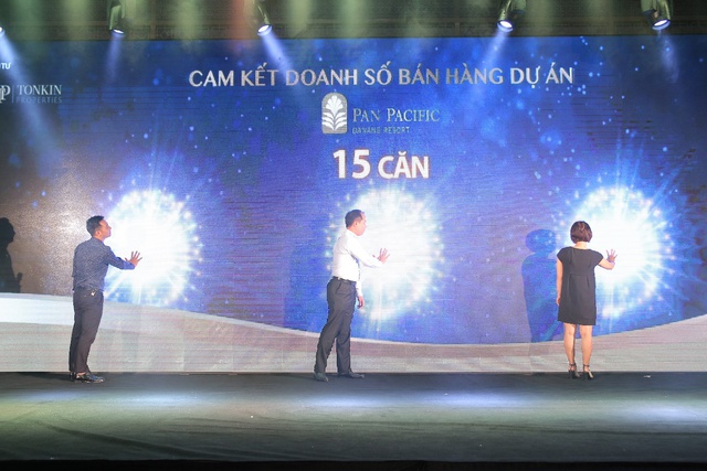 Đại diện chủ đầu tư và hai đại lý thực hiện nghi thức cam kết bán.