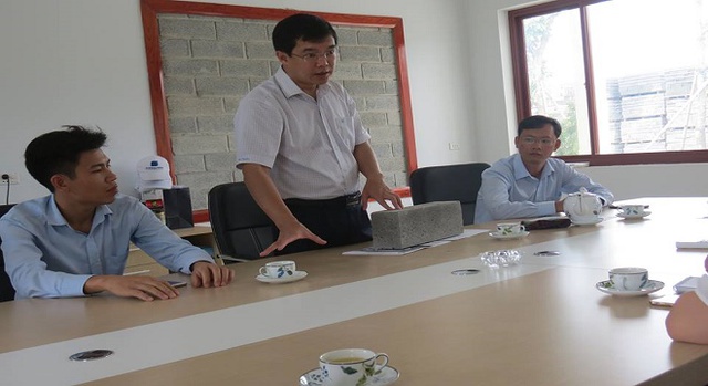 Ông Đặng Việt Lê - Chủ tịch HĐQT giới thiệu sản phẩm cho khách thăm quan nhà máy.