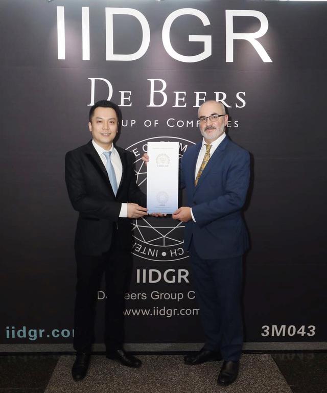 Ông Jonathan Kendall, Chủ tịch IIDGR và ông Đỗ Minh Đức, Phó Chủ tịch Tập đoàn DOJI tại buổi Lễ ký kết vừa diễn ra tại Hồng Kông.