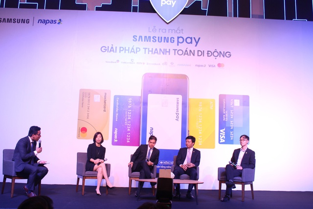 Ban tổ chức giải đáp băn khoăn của khách hàng và phóng viên về Samsung Pay.