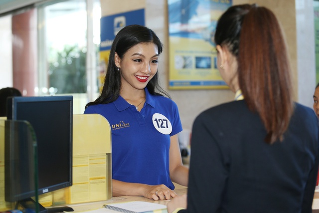 Chuyên viên Nam A Bank tư vấn sản phẩm dịch vụ phù hợp cho các thí sinh.