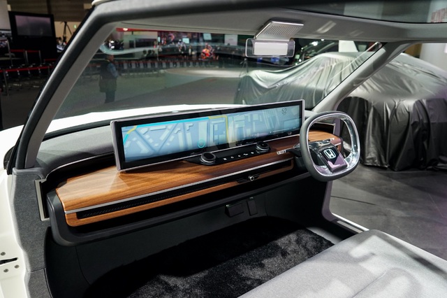 Thiết kế táp lô đầy ấn tượng của Honda Urban EV Concept, chiếc xe đô thị thông minh với lịch bán ra từ năm 2020.