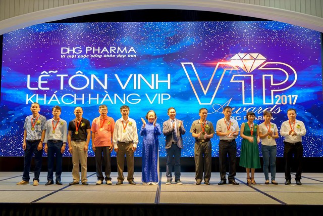 Khách hàng VIP nhận huy chương từ TS Phạm Thị Việt Nga – Thành viên HĐQT và ThS Đoàn Đình Duy Khương - Quyền Tổng Giám đốc công ty.