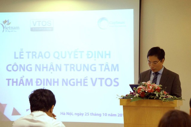 Ông Trần Phú Cường – Phó Vụ trưởng Vụ Hợp tác quốc tế, Đại diện Tổng cục du lịch Việt Nam lên đọc quyết định công nhận CitySmart Hotel Management trở thành Trung tâm thẩm định nghề du lịch Việt Nam.