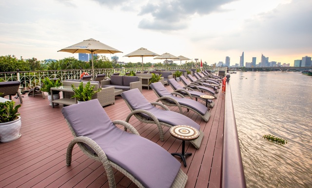 Tầng trên cùng (sun deck) cho khách trải nghiệm mới : ban ngày có thể là nơi tắm nắng và tận hưởng không gian yên ắng của sông Sài Gòn, buổi tối có thể là sàn khiêu vũ, sân khấu ca nhạc hay thời trang.