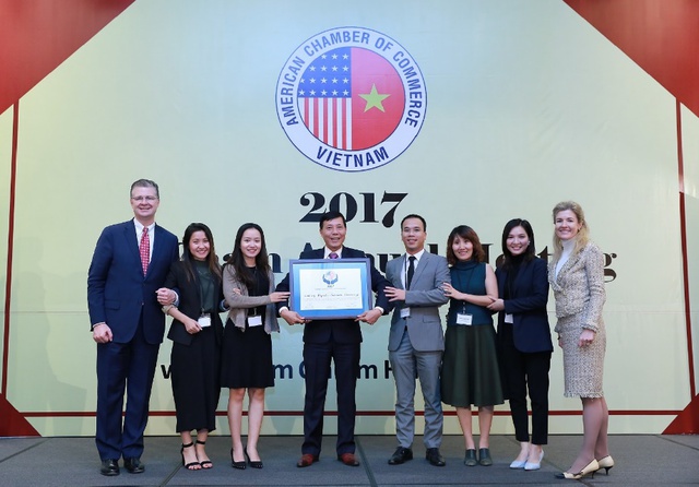 Đại Sứ Daniel J. Kritenbrink (ngoài cùng bên trái); Ông Lê Linh – Phó Tổng Giám đốc Phụ Trách Đối ngoại và Truyền thông Suntory PepsiCo Việt Nam (thứ tư bên tay trái) tại lễ trao Giải thưởng Amcham CSR  2017 vào ngày 11/12/2017.