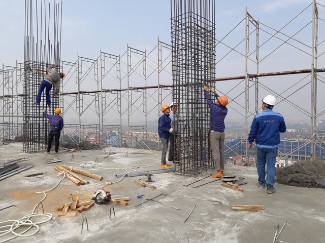 Công nhân đang thi công trên mặt sàn tầng 10 của công trình.