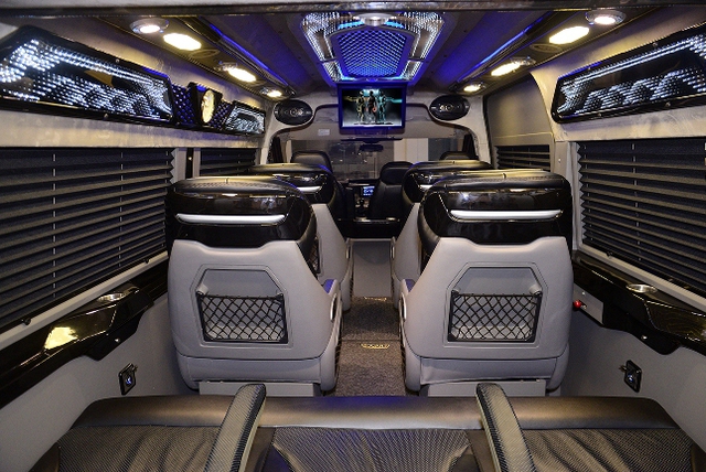 Dàn limousine đẳng cấp doanh nhân đồng hành cùng U23 - Ảnh 2.