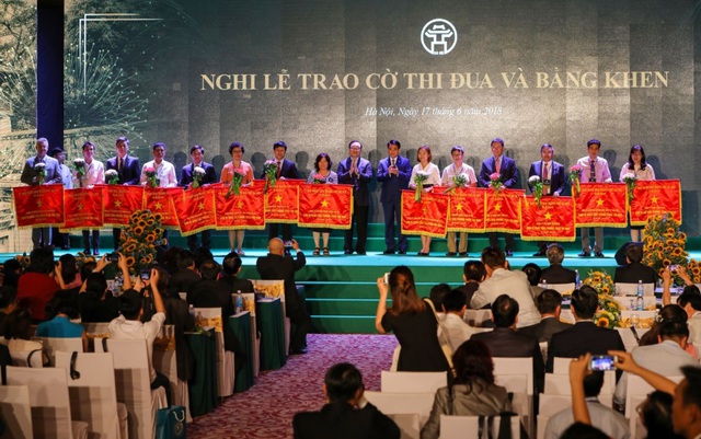 Đại Học Anh Quốc Việt Nam nhận cờ thi đua của Ủy ban nhân dân Hà Nội - Ảnh 1.