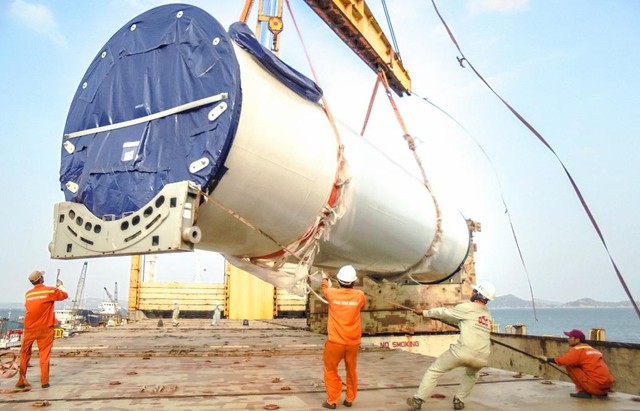 Những chiếc turbine gió đầu tiên đã về với Tây Nguyên - Ảnh 1.