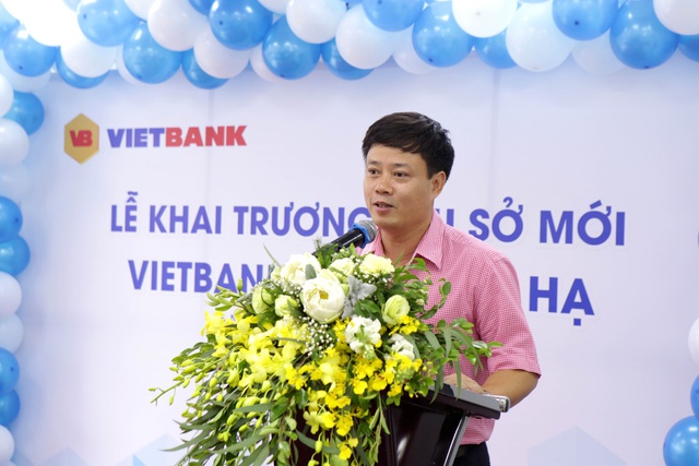 Vietbank dành hàng trăm quà tặng khách hàng nhân dịp khai trương trụ sở mới PGD Láng Hạ - Ảnh 1.