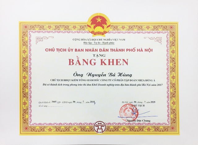 Tập đoàn Nhựa Đông Á vinh dự đón nhận Cờ thi đua toàn diện của UBND Thành phố Hà Nội năm 2017 - Ảnh 1.