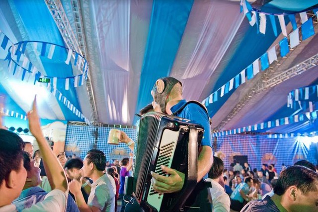 Sức nóng của ngày hội bia Oktoberfest đúng điệu tại JW Marriott Hanoi - Ảnh 1.