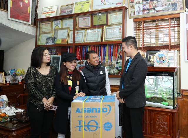 Tập đoàn điện tử Việt trao tặng máy lọc nước cho quê nhà cầu thủ Quang Hải - Ảnh 1.