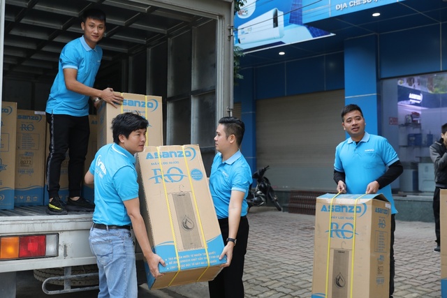 Tập đoàn điện tử Việt trao tặng máy lọc nước cho quê nhà cầu thủ Quang Hải - Ảnh 2.
