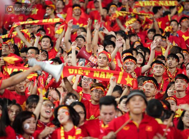 Trước chung kết 2 ngày, cổ động viên Việt Nam truyền tay nhau bí quyết cổ vũ truyền lửa cho đội tuyển - Ảnh 1.