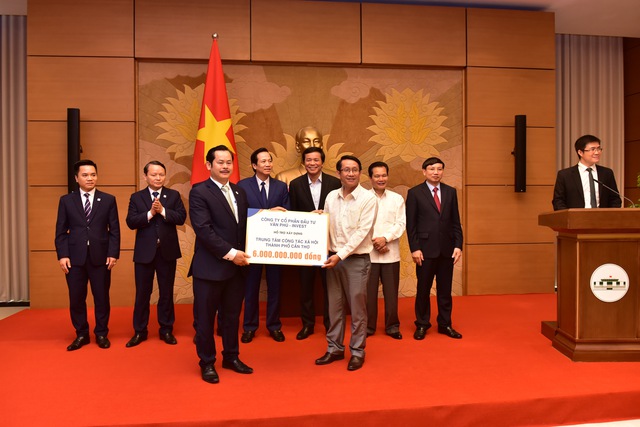 Văn Phú – Invest được Chủ tịch Quốc hội vinh danh bởi những đóng góp tích cực vì cộng đồng - Ảnh 1.