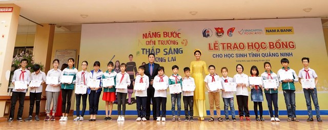 Nam A Bank “Nâng bước đến trường – Thắp sáng tương lai” cho học sinh dân tộc và học sinh khó khăn vùng biển đảo tỉnh Quảng Ninh - Ảnh 1.