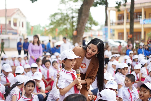 Nam A Bank “Nâng bước đến trường – Thắp sáng tương lai” cho học sinh dân tộc và học sinh khó khăn vùng biển đảo tỉnh Quảng Ninh - Ảnh 2.