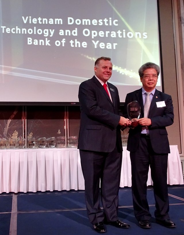 Đại diện BIDV nhận giải thưởng Ngân hàng Việt Nam tốt nhất về Công nghệ và vận hành tại Singapore