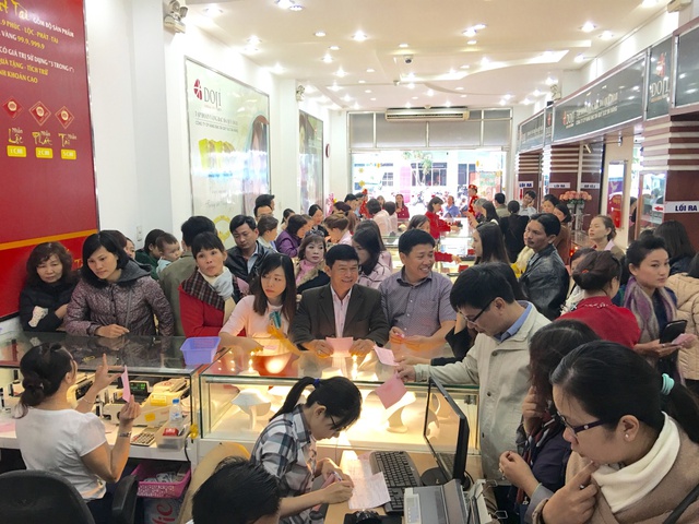 Tại 172 Hùng Vương, TP Đà Nẵng cũng như nhiều cửa hàng khác, khách hàng “nằm lòng” thông tin về đồng vàng Kim Thân với đặc tính nổi trội bởi thiết kế đẹp mắt, sử dụng công nghệ 3D và mang nhiều ý nghĩa phong thủy.