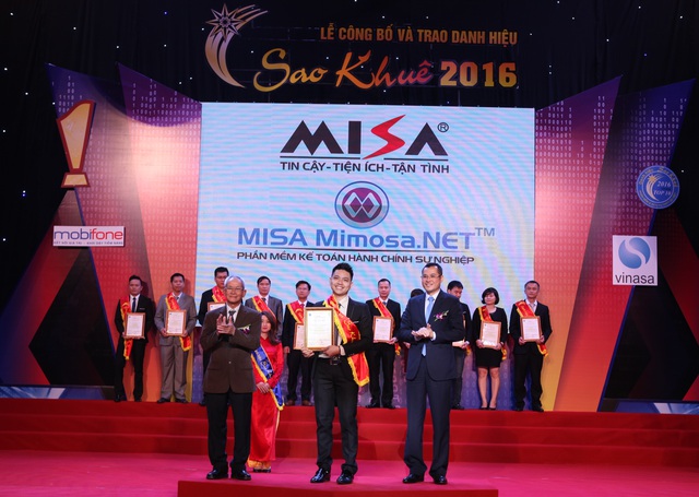 Ông Nguyễn Quang Khải - Phó Giám đốc kinh doanh, VP MISA Hà Nội đại diện Công ty Cổ phần MISA nhận danh hiệu Sao Khuê 2016 cho sản phẩm phần mềm kế toán hành chính sự nghiệp MISA Mimosa.NET 2014