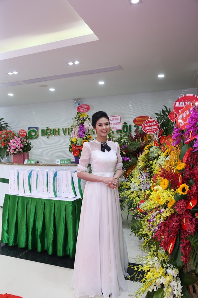 Hoa hậu Ngọc Hân duyên dáng trong lễ khai trương Bệnh viện mắt Hà Nội 2 - Ảnh 4.