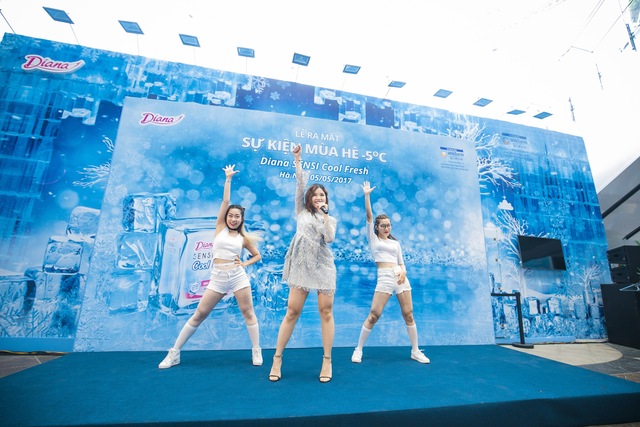 Giới trẻ háo hức với mô hình nhà băng tuyết trắng lần đầu tiên xuất hiện tại Hà Nội - Ảnh 5.