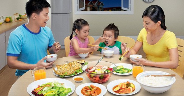 Mẹ l&agrave;m g&igrave; để c&acirc;n đối khẩu phần đạm trong bữa ăn của trẻ - Ảnh 2.