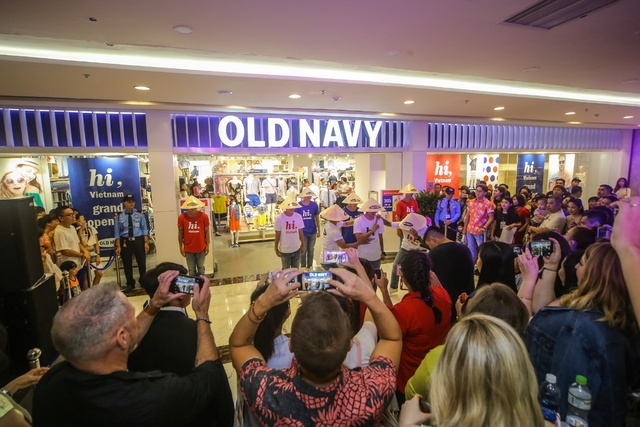 Tưng bừng khai trương cửa hàng thời trang Old Navy đầu tiên tại Việt Nam - Ảnh 1.
