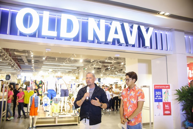 Tưng bừng khai trương cửa hàng thời trang Old Navy đầu tiên tại Việt Nam - Ảnh 3.