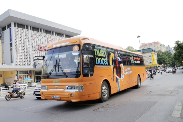 30 xe buýt ngập sắc cam của Nutriboost đồng loạt “ra quân” tiếp năng lượng, thêm sức bền mùa thi 2017 - Ảnh 1.
