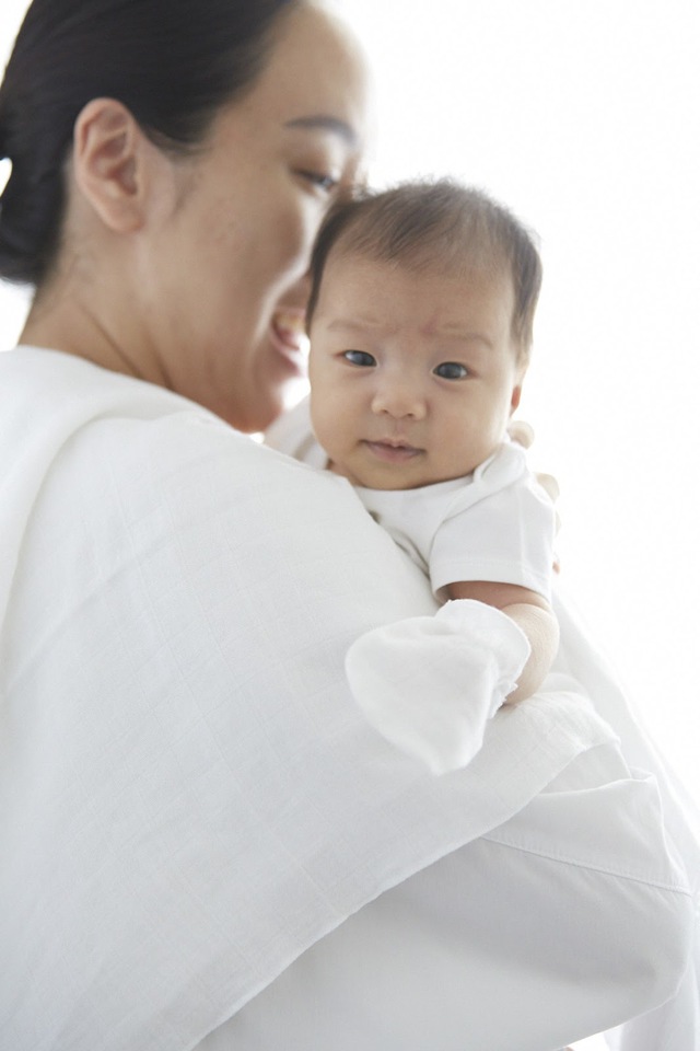 Vì sao các bà mẹ Thái Lan đều chọn khăn đơn sắc cho bé? - Ảnh 1.