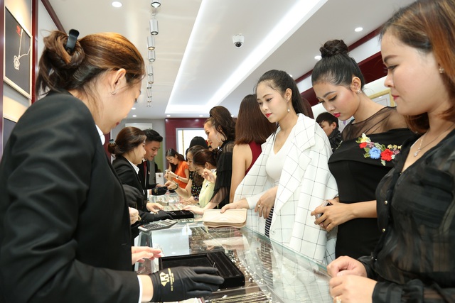 Huy Thanh Jewelry TP HCM: hàng trăm người xếp hàng dài trong ngày khai trương - Ảnh 3.