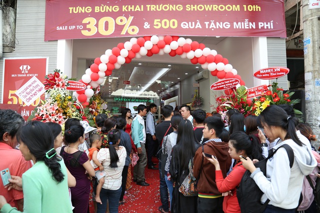 Huy Thanh Jewelry TP HCM: hàng trăm người xếp hàng dài trong ngày khai trương - Ảnh 6.
